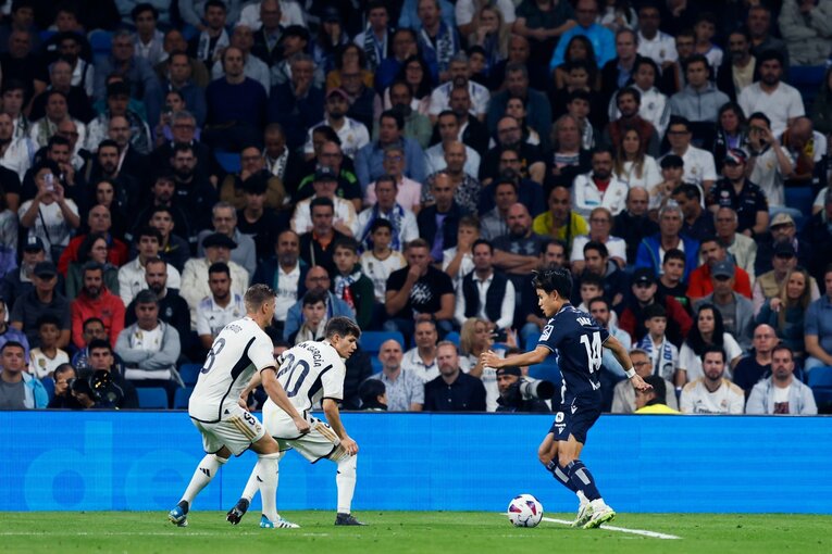 久保建英「幻のマドリー戦ゴラッソ」に余裕の笑み→クロース置き去り、先制点演出…“魔法使いタケ”のステップアップをカメラマンは見た(19)