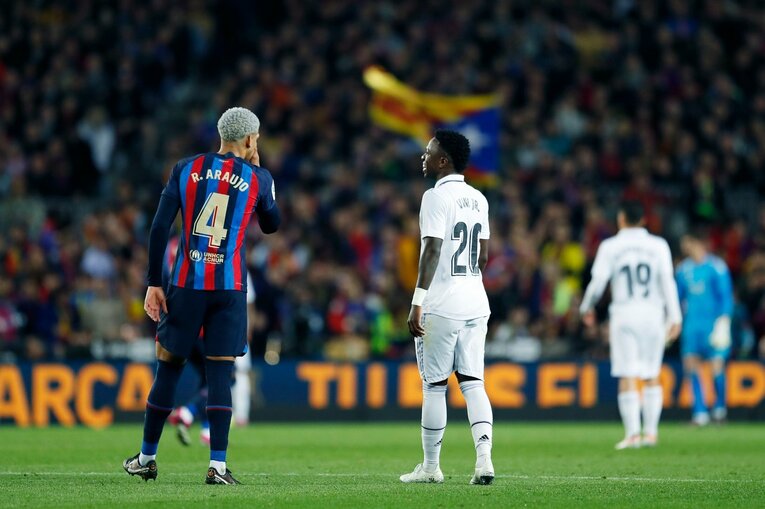 「バルサがメッシ退団後初のリーガ制覇」間近なクラシコの“喜びと憎しみ、一瞬のリスペクト”を撮った「18歳ガビが倒れたレアルDFを…」(32)