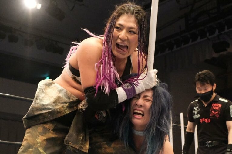 6月27日のアイスリボン後楽園ホール大会にて実現した、世羅りさ（右）と山下りなによる「蛍光灯デスマッチ」。彼女たちが危険な試合に挑む理由とは ／ photograph by Norihiro Hashimoto