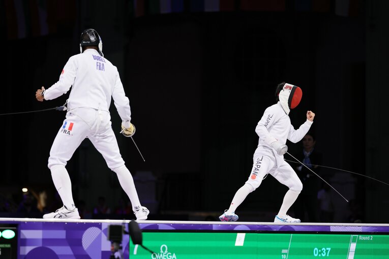 男子エペ個人決勝、加納虹輝vs.ヤニック・ボレル　©JMPA