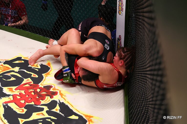 ロペスのヒザ十字固めが極まるまで（連続写真2枚目／全5枚）　©RIZIN FF