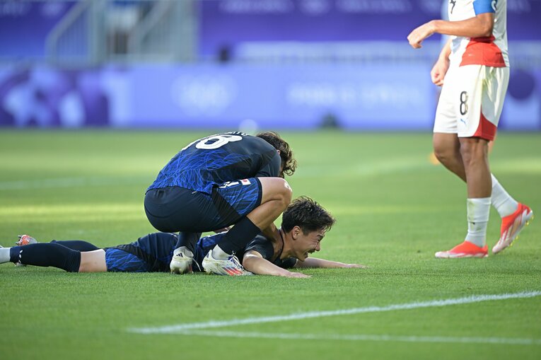 ヘディングで自身2点目を決めた瞬間の三戸　©Takuya Kaneko/JMPA