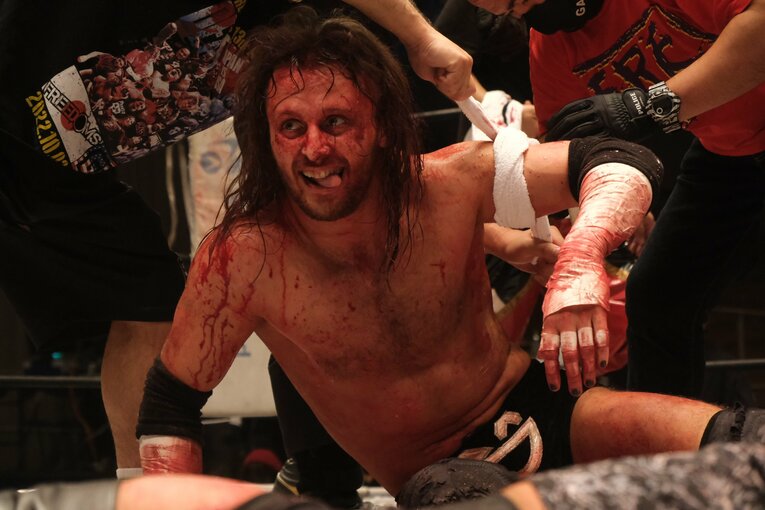 「デスマッチ・イズ・マイライフ」妻の急死を乗り越えた“クレイジー・キッド”竹田誠志の決意「蛍光灯やカミソリで傷つけ…でもそれが生きがい」(80)