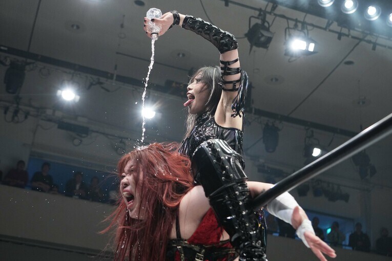 鈴季すずに馬乗りで水をかける上谷沙弥。やりたい放題だ　©Essei Hara