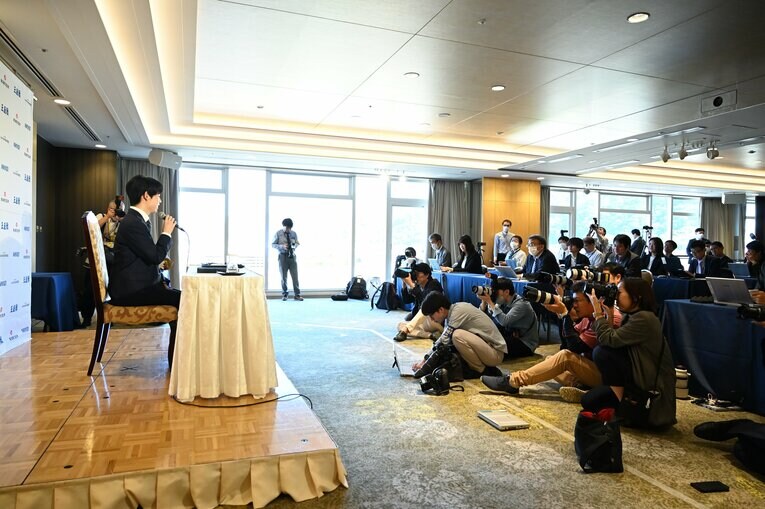 会見場には報道陣がびっしり　©Keiji Ishikawa