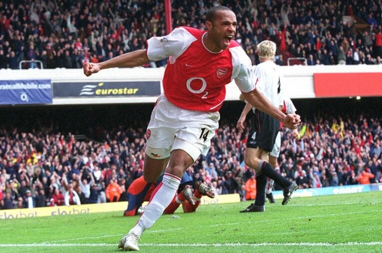 2004年4月9日のリバプール戦・後半5分、値千金の勝ち越しゴールを決めたアンリ。アーセナル無敗優勝に向けた一撃だった ／ photograph by Getty Images