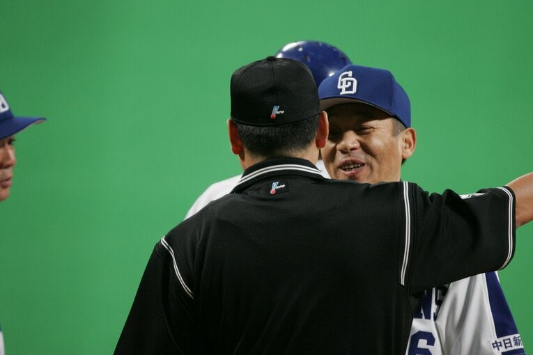 審判に抗議する落合監督　©BUNGEISHUNJU