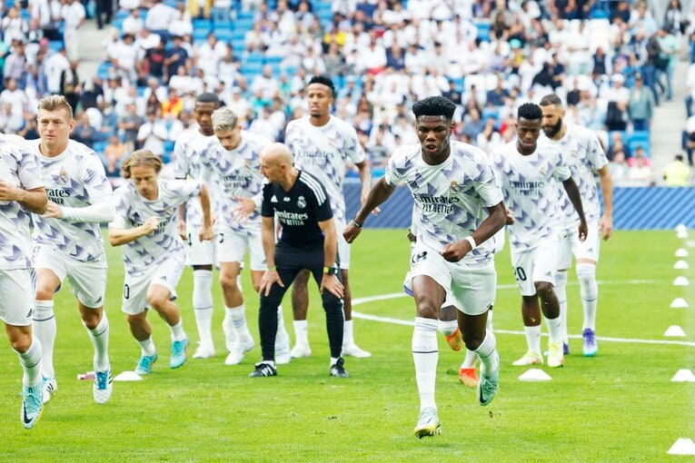 バルサの「タレント頼みで大雑把な攻撃＋脆いDFライン」危機的な不甲斐なさ… “盤石マドリーと明暗くっきりクラシコ”を撮った(8)