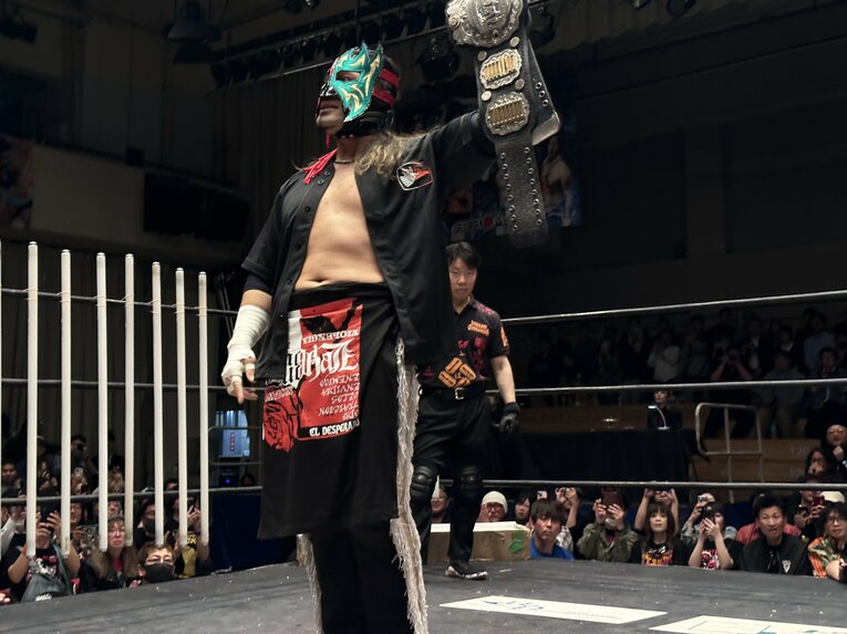 スワイプすると「エル・デスペラードvs葛西純」など激闘写真をご覧になれます　©Norihiro Hashimoto