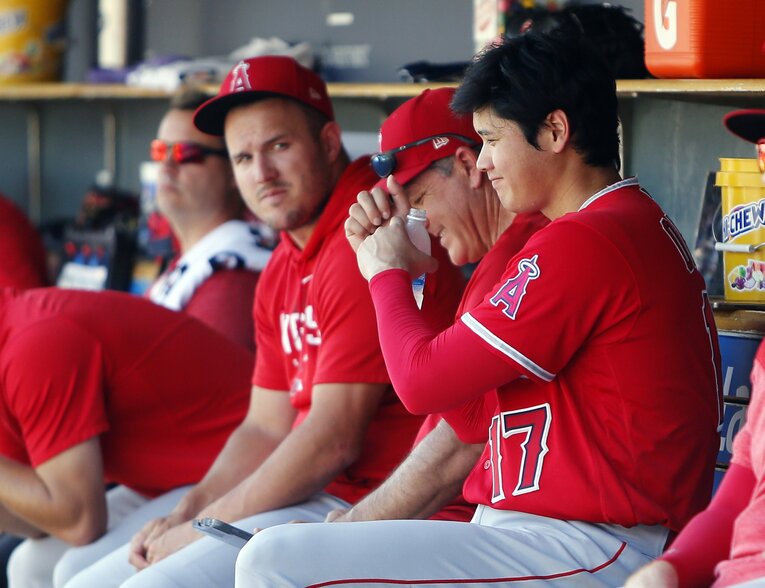 複雑な表情で大谷翔平を見つめる離脱中のマイク・トラウト　©Getty Images