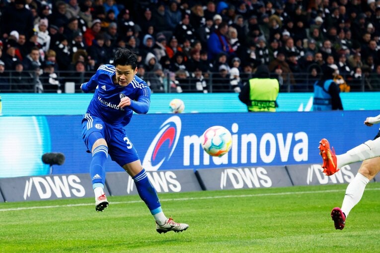 「1年前はJ2→ドイツ5部」上月壮一郎22歳の堂々1部デビュー…長谷部誠と握手、鎌田大地vs吉田麻也のW杯組対決も〈現地撮影〉(39)