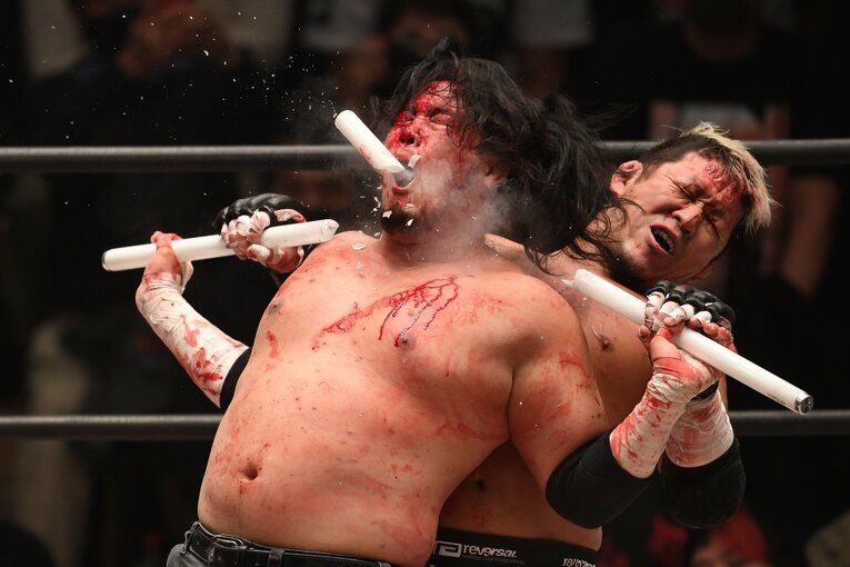 1月2日（夜）の大日本プロレス。咥えさせられた蛍光灯を割られる兵頭彰