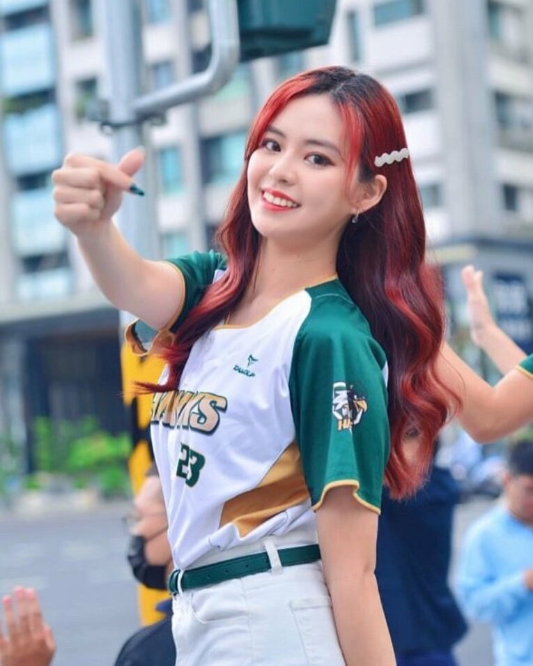 「日本でも大人気…中には韓流アイドルも！」小野寺の所属する台鋼ホークス・チアリーダーたち／公式インスタグラムより