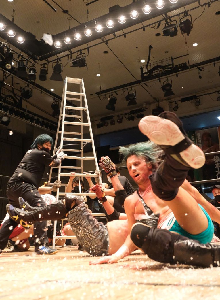 デスマッチファイター・ドリューは血がドクドク流れても試合を止めなかった 「ケガある、傷ある。でもやる。大好きだから」(58)