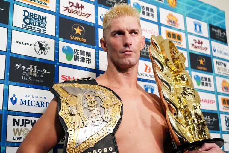 IWGP世界ヘビー級王者になったザックは誇らしげに記念写真に収まった　©Essei Hara