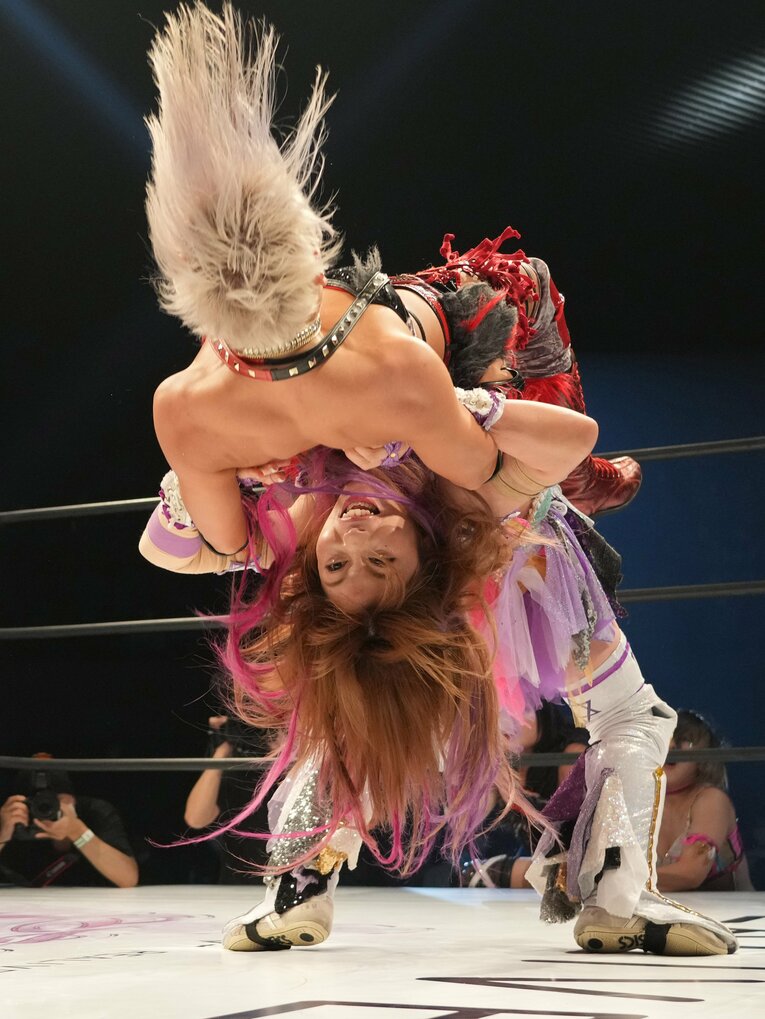 ブリッジのきいたタイガースープレックスをジュリアに放つ中野たむ