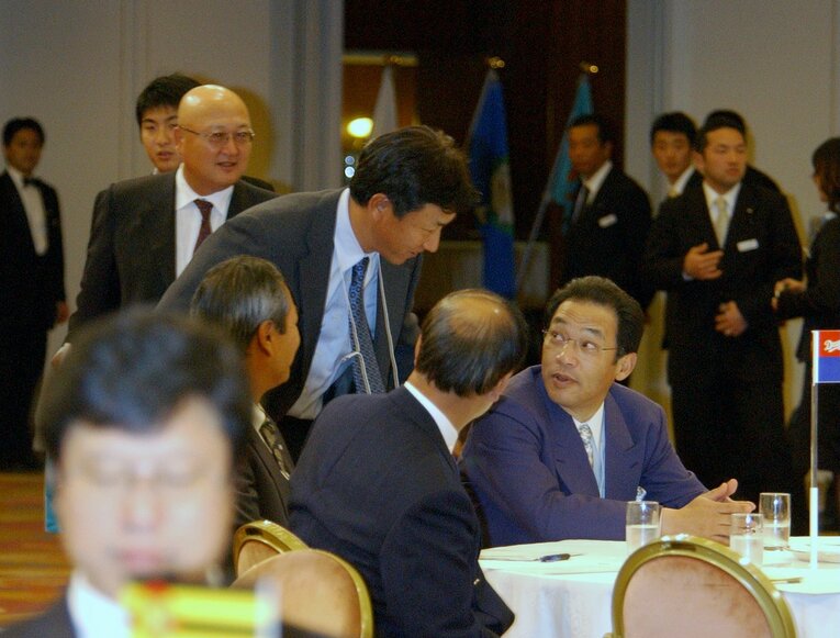 2004年11月17日のドラフト会議。田尾監督が落合監督にあいさつ　©JIJI PRESS