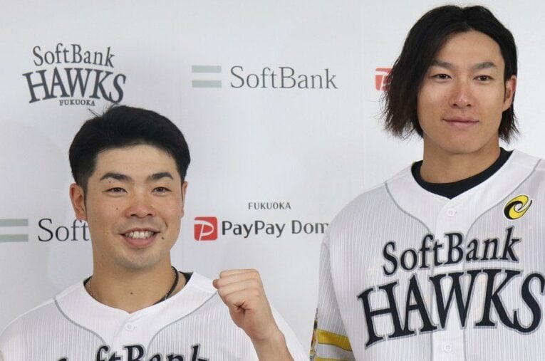 「三冠王」の可能性を残すソフトバンク近藤健介（左／171cm）。右は柳田悠岐（188cm） ／ photograph by JIJI PRESS