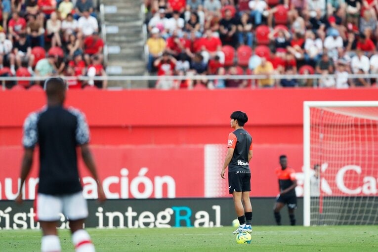 「クボ、ユニホームお願い」来季のレアル去就報道が出てもマジョルカで愛される久保建英…「残留か降格の最終節」で輝くか〈撮影者の視点〉(34)