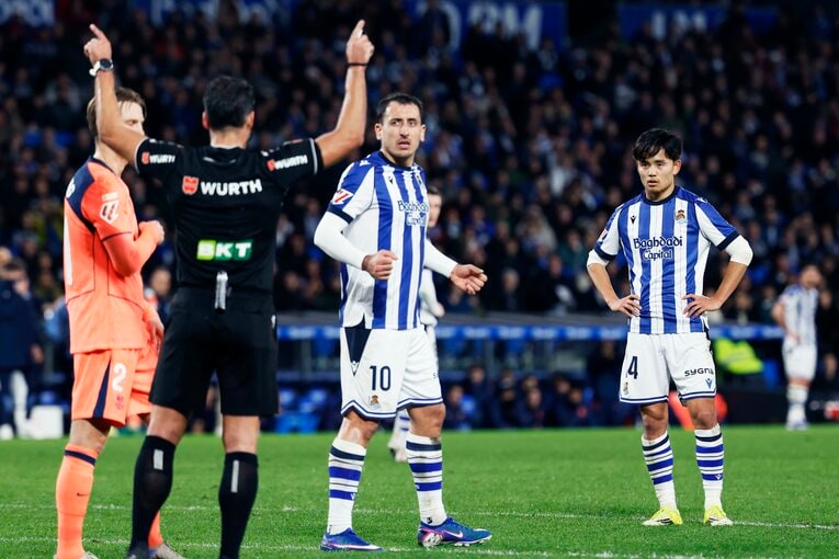 VAR判定にオヤルサバルと久保の表情は……（写真は続きます）　©Daisuke Nakashima