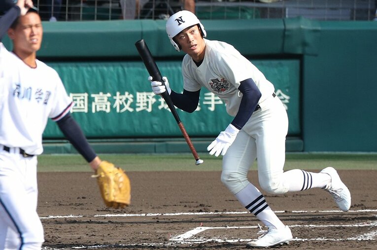 高川学園戦でタイムリー三塁打を放った日大三・安部翔夢 ／ photograph by JIJI PRESS