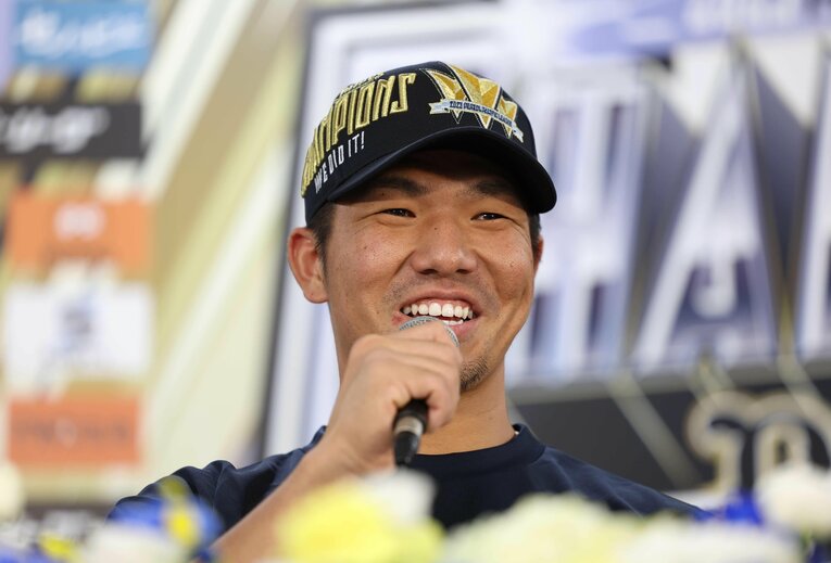 優勝決定の記者会見で記者の質問に答える頓宮　©︎JIJI PRESS