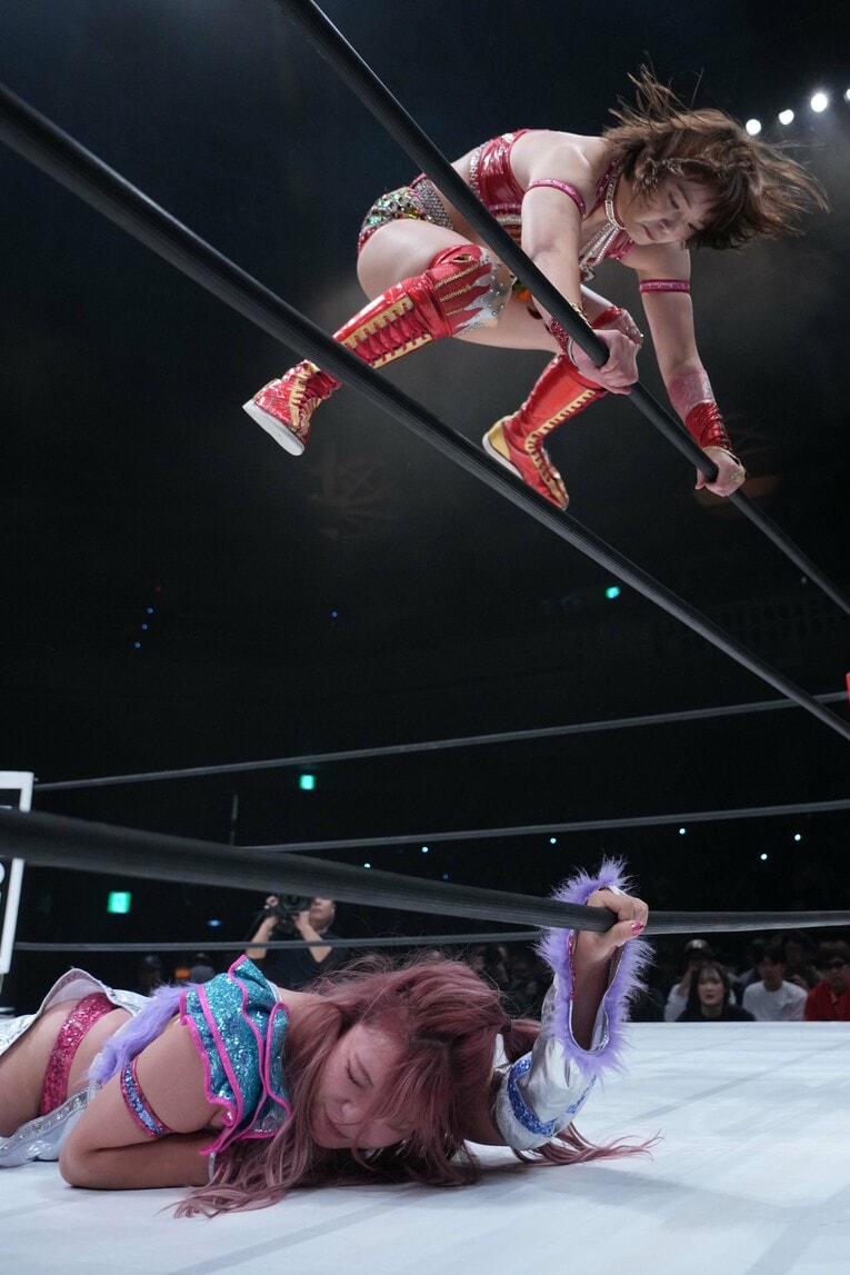 後藤智香を踏みつけるSareee　©Essei Hara