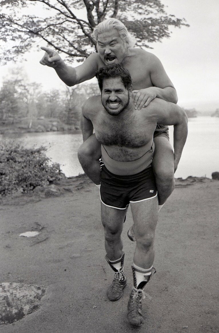 上田馬之助をおぶって走るタイガー・ジェット・シン（1982年）　©東京スポーツ新聞社