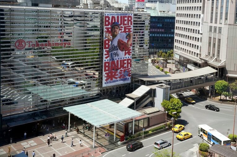 横浜の高島屋に掲げられた特大ポスター　©JIJI PRESS