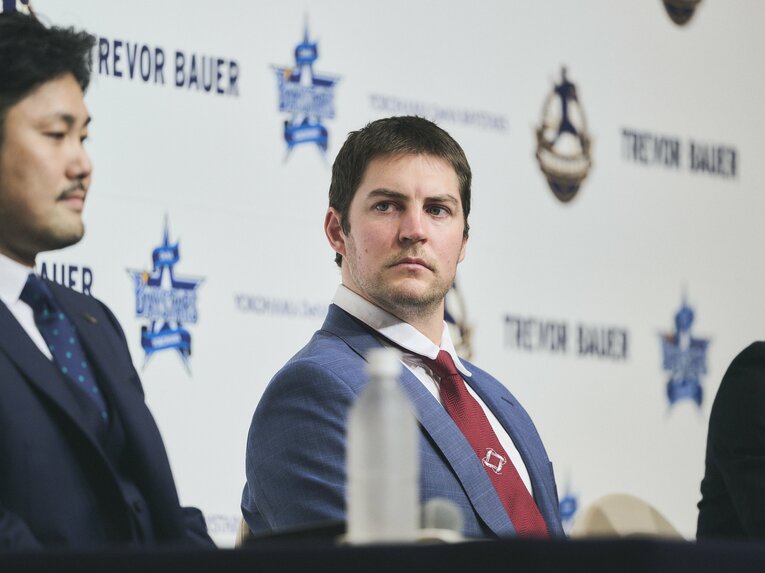 入団会見にスーツ姿でのぞむバウアー　©Yuki Suenaga