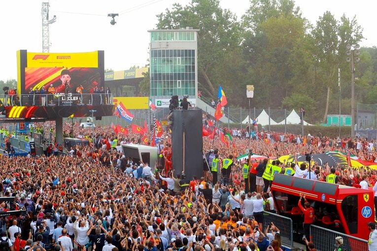 表彰台のルクレールを見届けるべくコース上に押し寄せたティフォシ。モンツァの名物と言える風景だ　©Masahiro Owari