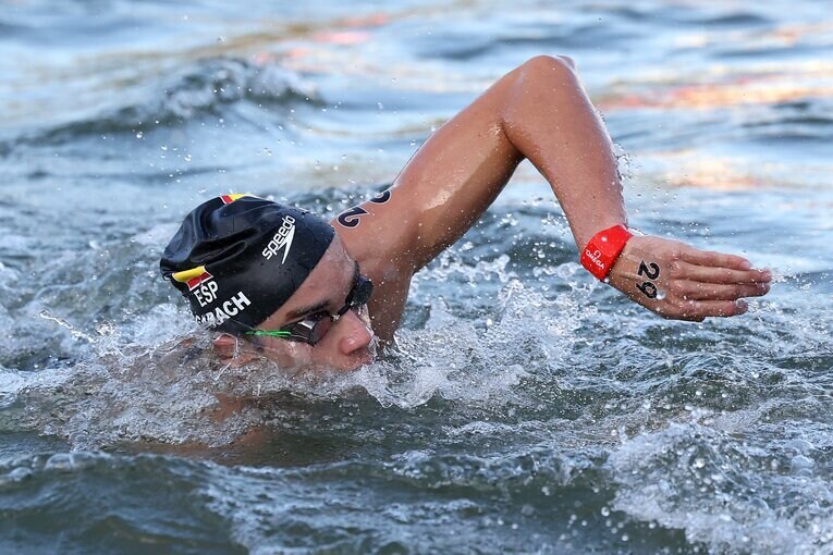 セーヌ川を泳ぐスペインのカルロス・ガラチ（結果は途中棄権）　©Getty Images
