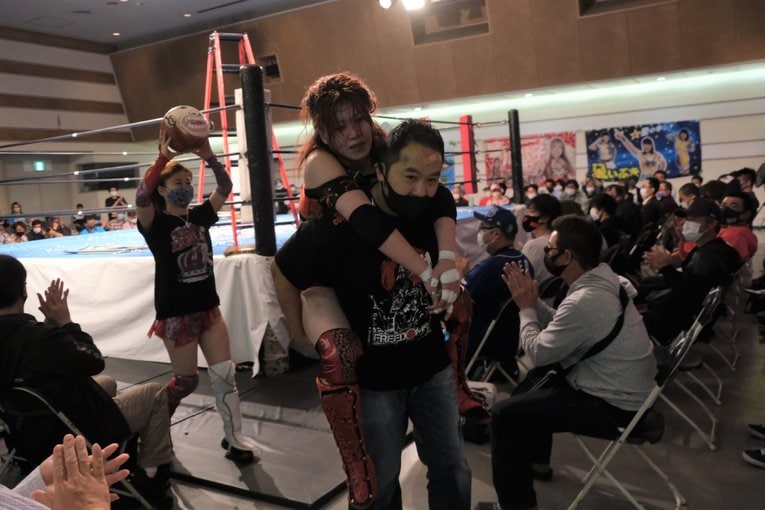 「いつか、傷だらけの背中でウェディングドレスを」 18歳の女子レスラー・鈴季すずが大流血を「嬉しい」と語る理由(51)