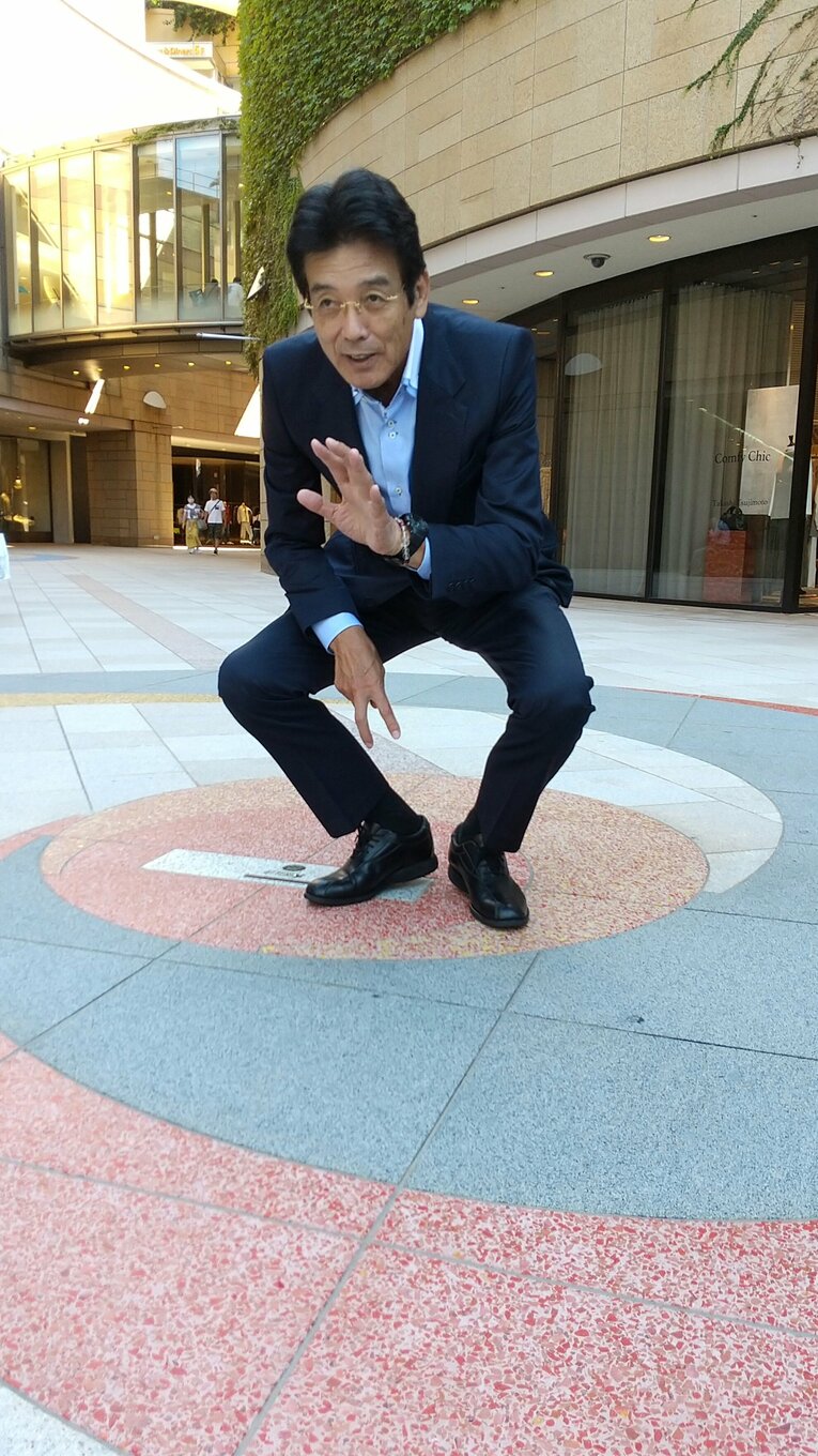 「なんばパークス」内には、大阪球場の跡地を示すホームベースのオブジェが。ここが野村氏の“定位置”だった