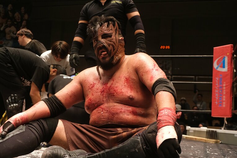 蛍光灯で殴り合い、大流血して…メキシコ人デスマッチファイター「もっと日本にいたい」ビオレント・ジャックの切実な思い「外国人がって…でも、ここがオレの家」(54)