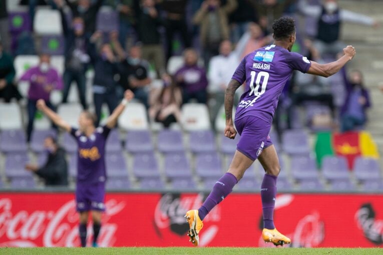 ベールスホットでは背番号10を背負う。キャリアでも初めてのことだ　©AFLO