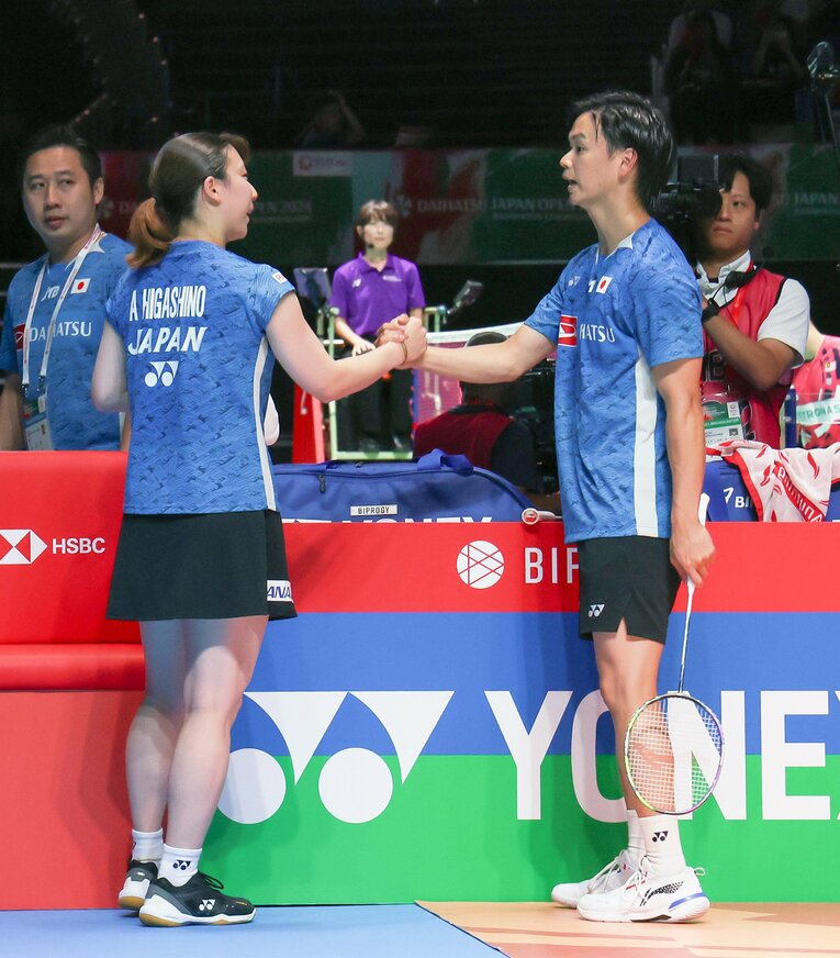 最後の大会となったジャパンOP準々決勝で敗れた後、握手を交わした渡辺と東野　©JIJI PRESS