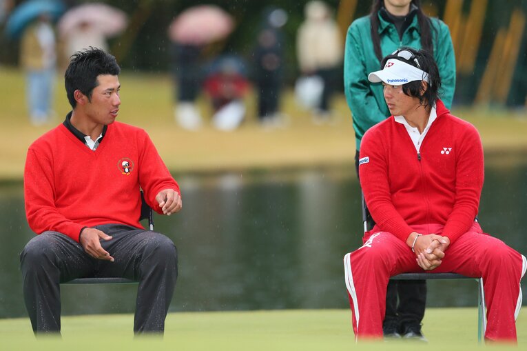 石川遼と言葉をかわす松山英樹（2013年三井住友VISA太平洋マスターズ）©︎YUTAKA/AFLO SPORT