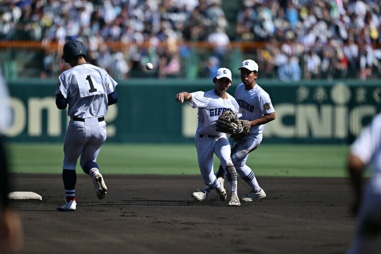 【疑惑】6回表、一死満塁の場面。横浜五番バッター小野舜友はセカンドゴロに打ち取られたが…（1枚目／全2枚）　©Hideki Sugiyama