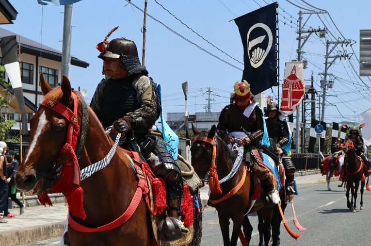 7月24日に開催された騎馬武者行列。合計90騎が列をなした ／ photograph by Akihiro Shimada