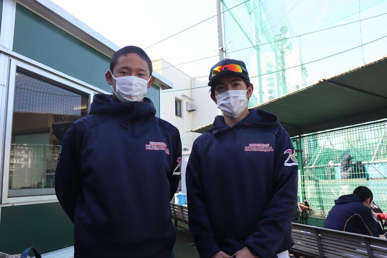 （左から）上田太陽主将と、國學院大2年で学生コーチを務める中澤直之コーチ　©Yuki Kashimoto