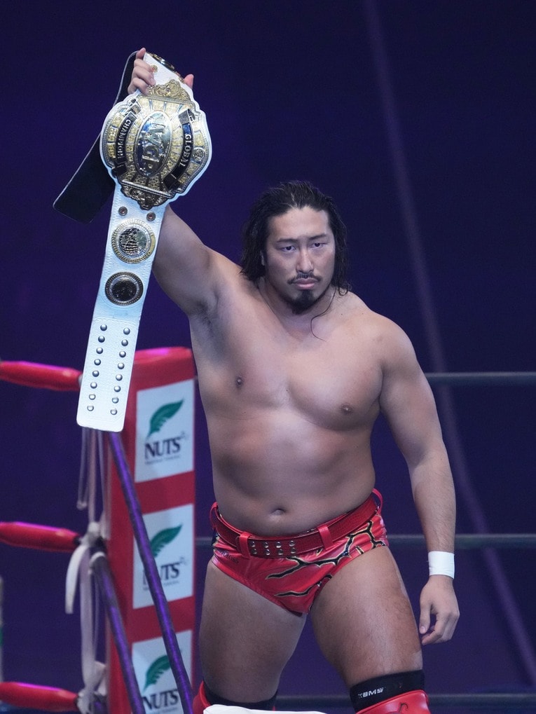 IWGP GLOBAL王座のベルトを掲げる辻陽太　©Essei Hara