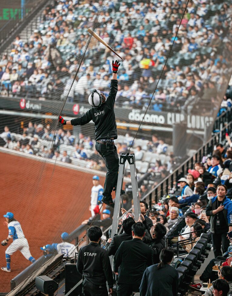 今年４月、日本ハムーオリックス戦で打者が二塁打を放った際に折れて刺さったバットをスタッフが回収するシーンがあった　©JIJI PRESS