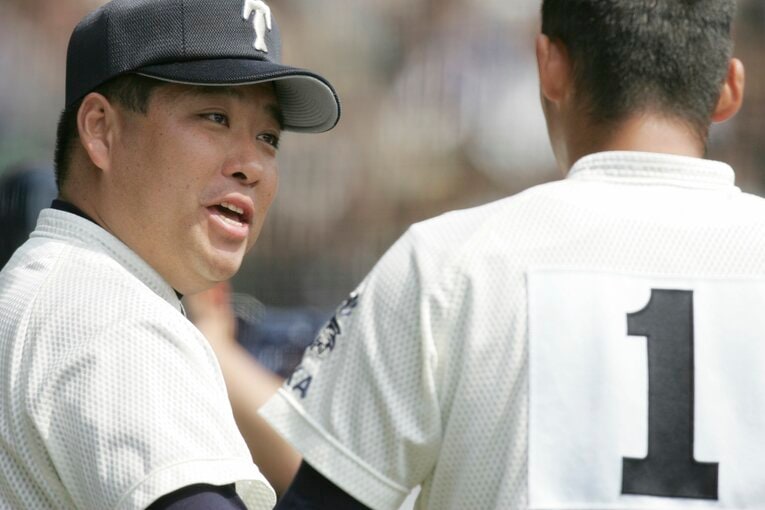 中田翔に指示を出す西谷監督（2007年） ©BUNGEISHUNJU