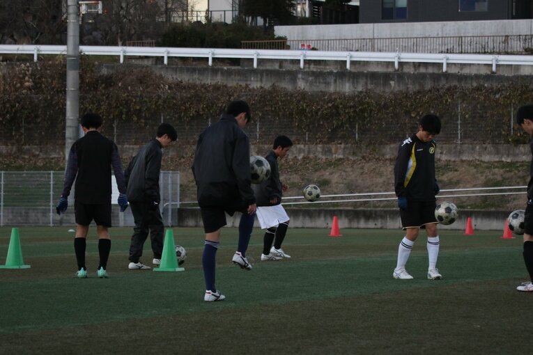 人工芝のグラウンドで練習する韮崎高校サッカー部　©︎Takahito Ando