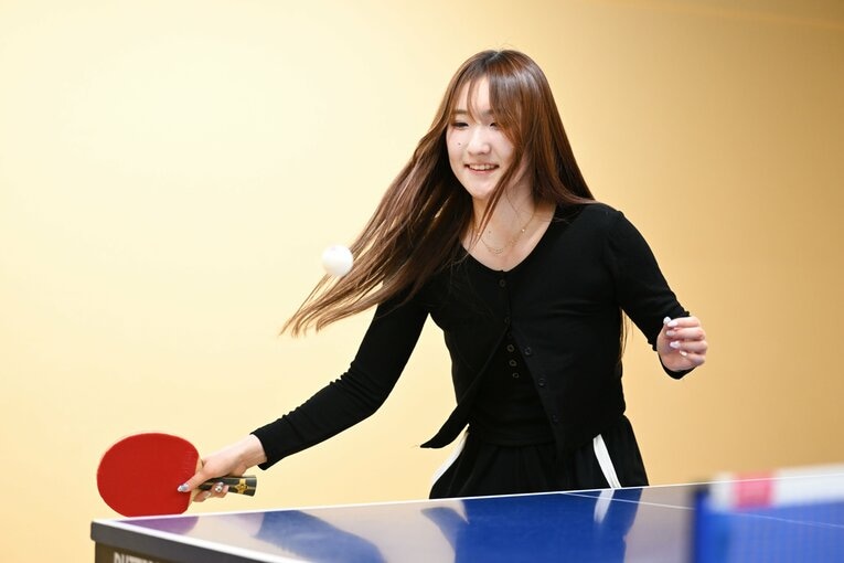 【連続写真】加藤美優、私服でフォアハンド!?　©Keiji Ishikawa