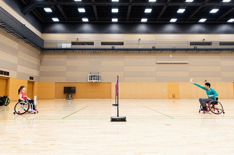 〈金メダル獲得〉松岡修造がラリーで「わ！ 取れない！」に「キャハハ！」 パラバドミントン里見紗李奈は“ゆるふわ”だけどスゴく“負けず嫌い”(4)