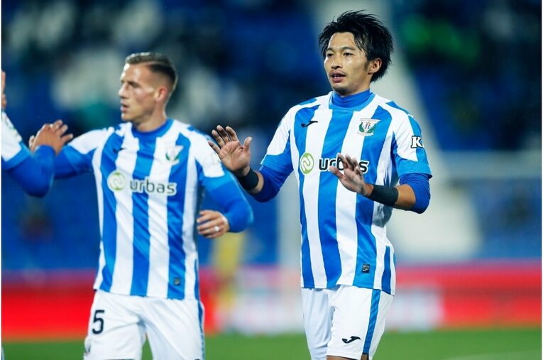 柴崎岳vs岡崎慎司が《ユニフォームを引っ張ってバチバチ》 撮影カメラマンが凍えそうな雨中で捉えた“熱いバトル”の瞬間(22)