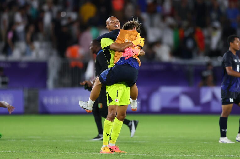 マリ戦勝利後、グループステージ突破を決めブライアンと抱き合う荒木【3枚目／全3枚】　©AFLO