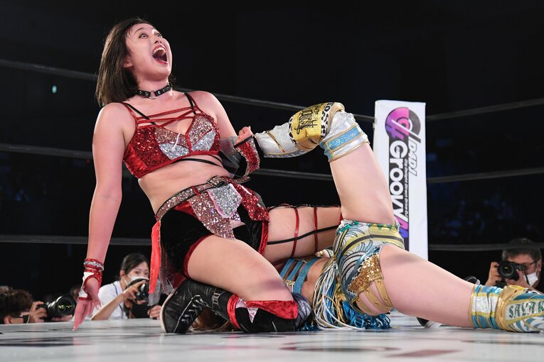 片エビ固めで上谷沙弥を攻めるひめか